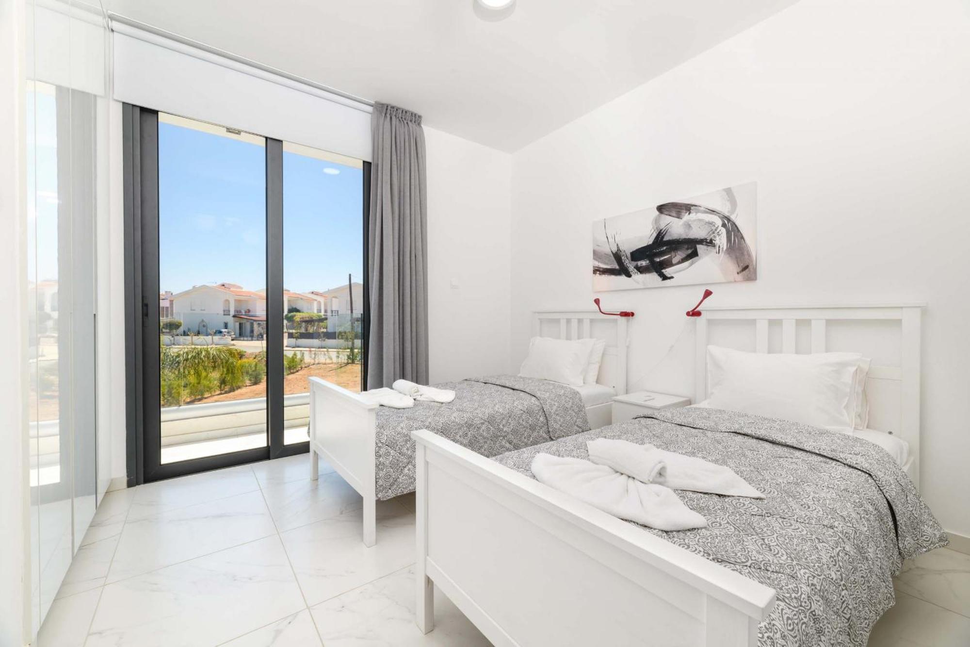 By The Beach - Royal Sapphire Villa بروتاراس المظهر الخارجي الصورة
