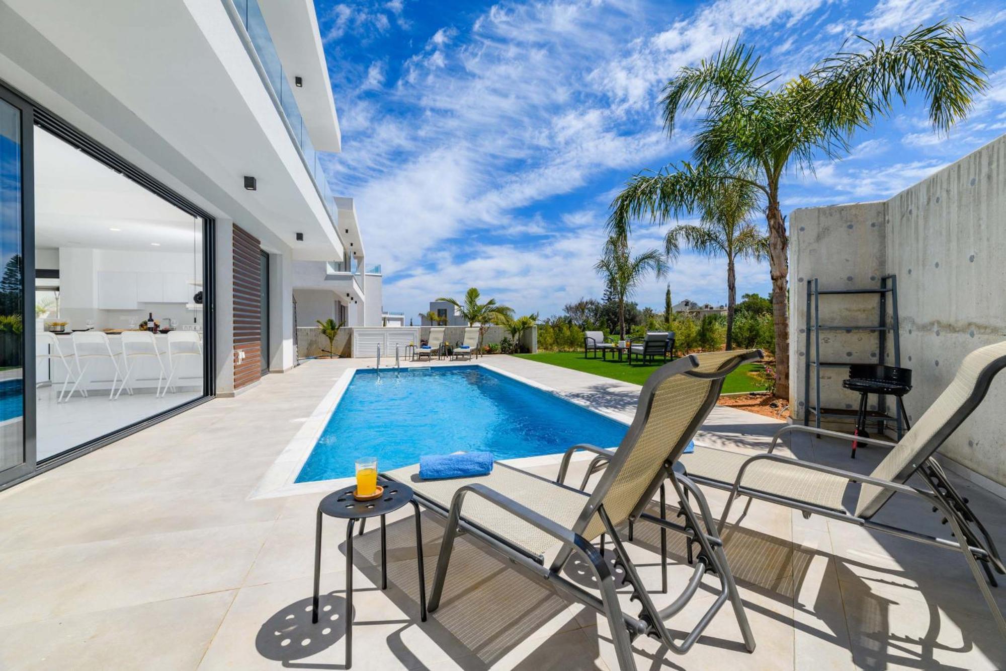 By The Beach - Royal Sapphire Villa بروتاراس المظهر الخارجي الصورة