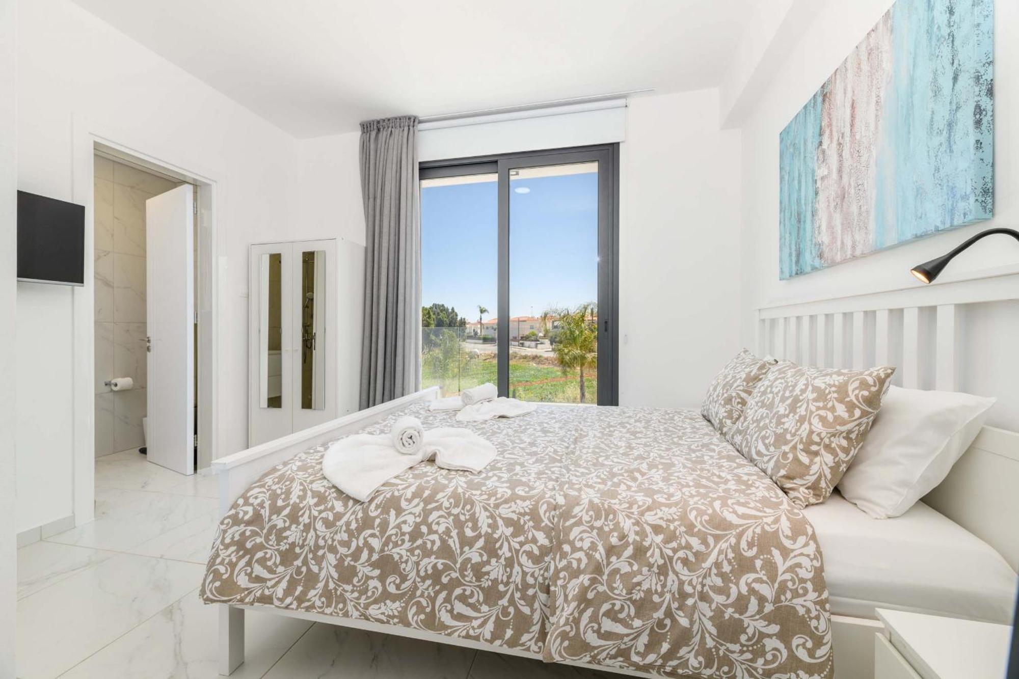 By The Beach - Royal Sapphire Villa بروتاراس المظهر الخارجي الصورة